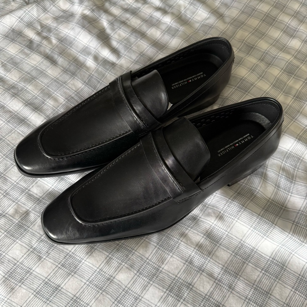 NWT Tommy Hilfiger black Leather Loafers